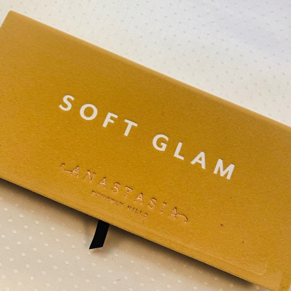 ABH/ Soft Glam eyeshadow palette / New
